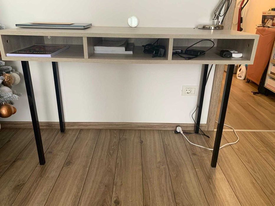 Birou modern cu rafturi, stil industrial, stare foarte bună