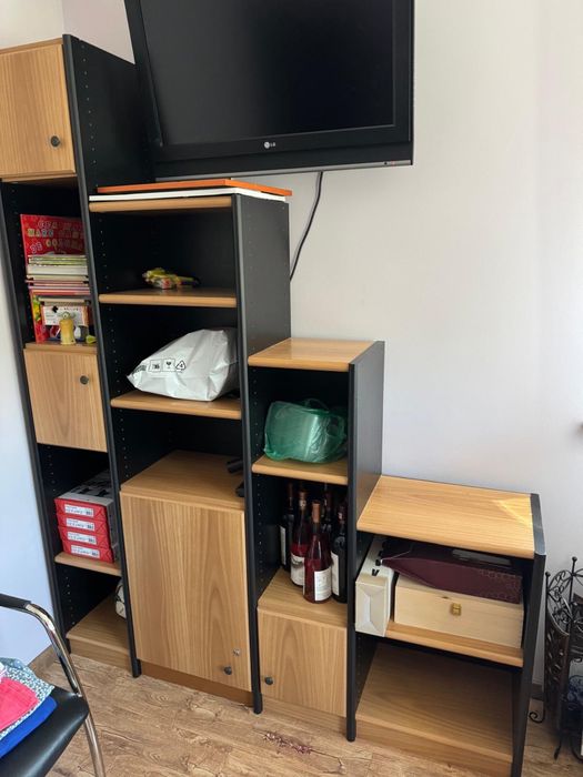 Bibliotecă cu compartimente pentru depozitare