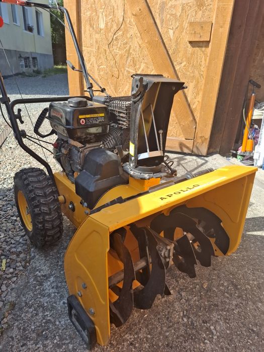 Vând mașină dezapezit pe benzina