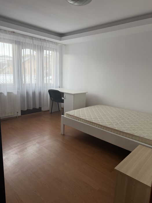 Inchiriez Apartament cu 3 camere Bl. Poitiers