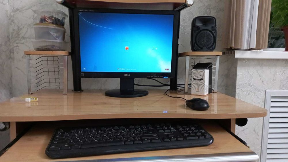 Компьютер LG, вместе со столом.