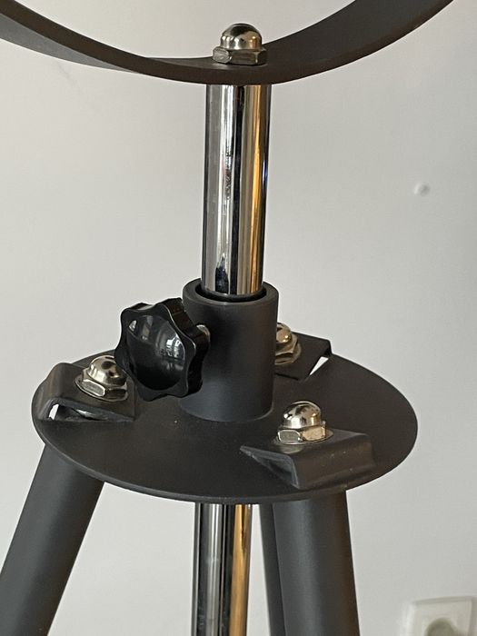 Lampadar stil industrial cu reflector lampa si trepied, din metal, gri