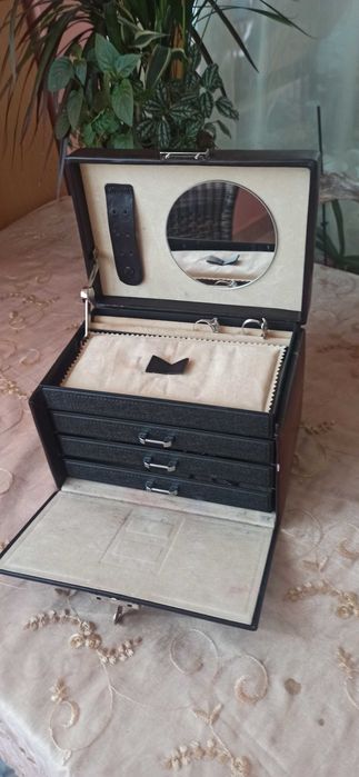 кожена кутия за бижута-25лв; керамична ваза-- цена 15лв.