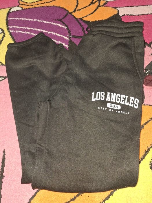 pantaloni lungi.