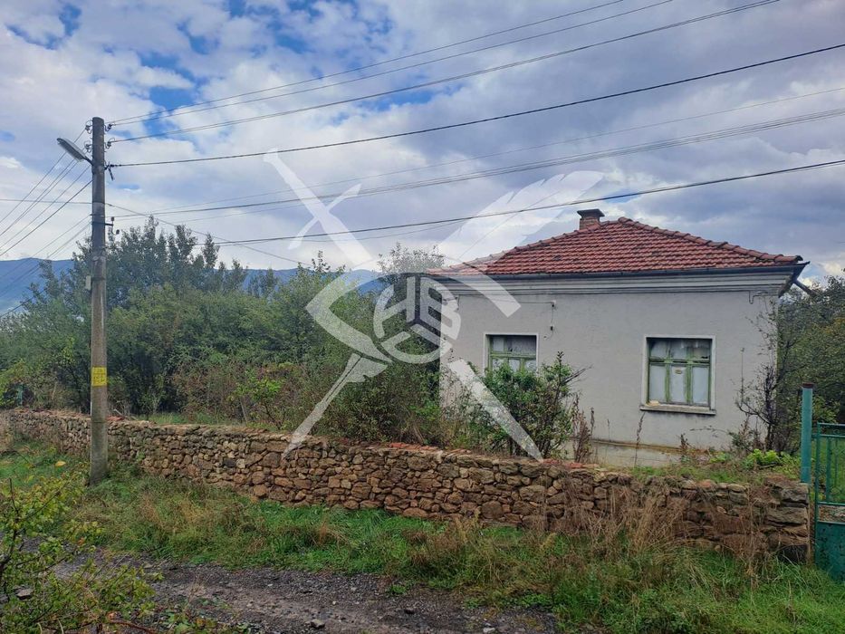 Къща с парцел в село Каравелово