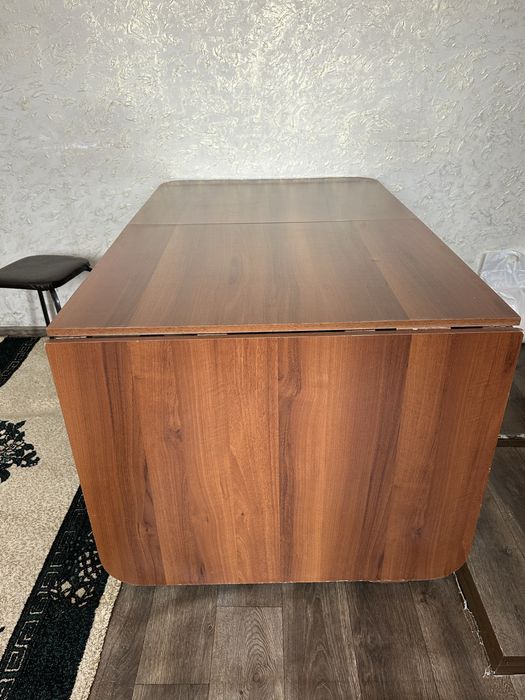 Продам стол книжку