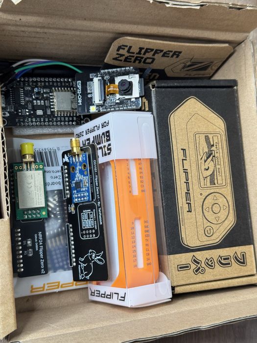 Flipper Zero cu toate Accesoriile