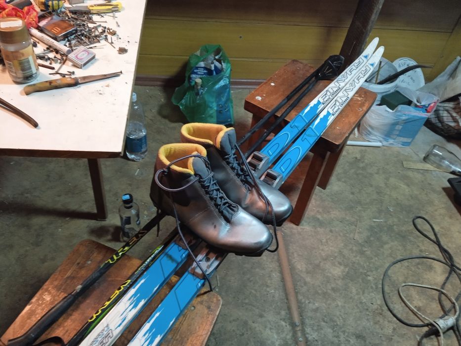 Продам лыжи  в комплекте с ботинками