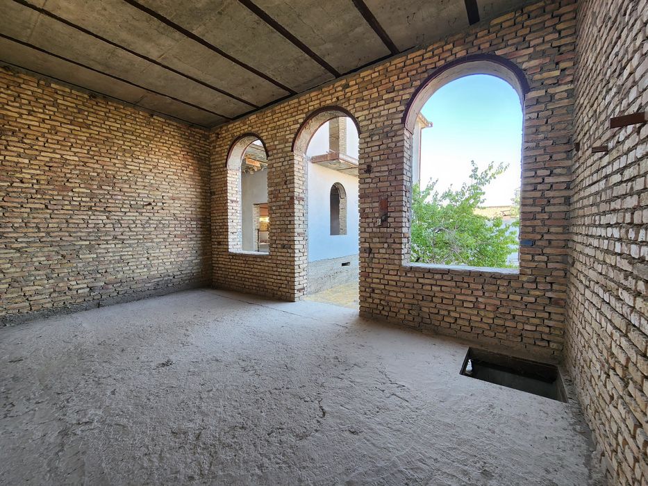 Hovli sotiladi juda yaxshi qurilgan