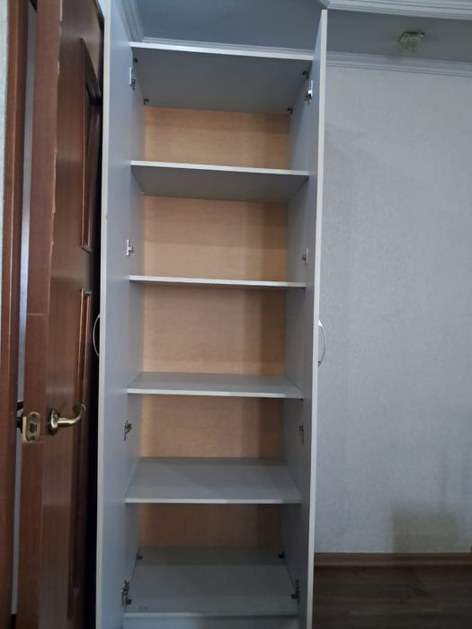 «Шкаф для одежды, вместительный и чистый»