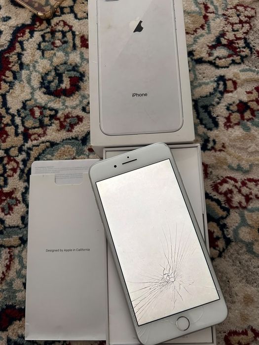 Продам айфон 8+..