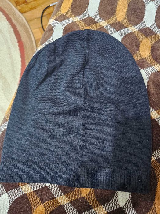 Căciulă  Just Cavalli neagră cu logo din strasuri – mărime universală