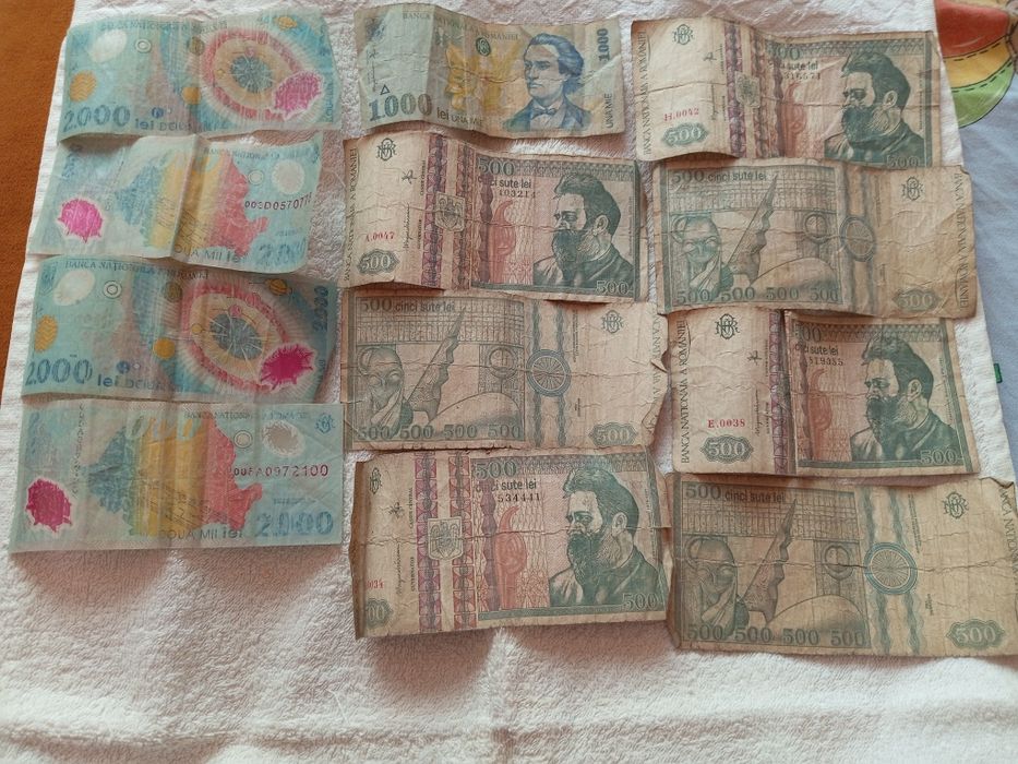 Vând bancnote și monede emise în diverse perioade de timp
