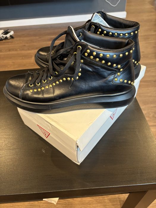 Adidasi guess purtati de mai multe ori