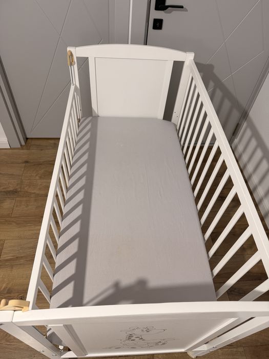 Patut din lemn masiv 120x60 cm Bria alb cu laterala culisanta si saltea cocos LUX 120x60x12 cm, reglabil pe 3 nivele
