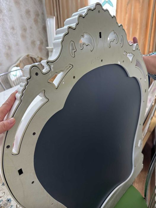 Красивое настенное зеркало