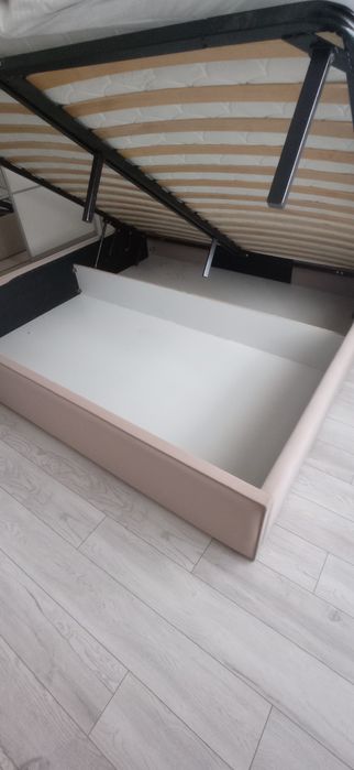 Двуспальная кровать