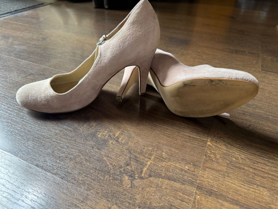 Елегантни дамски обувки с висок ток