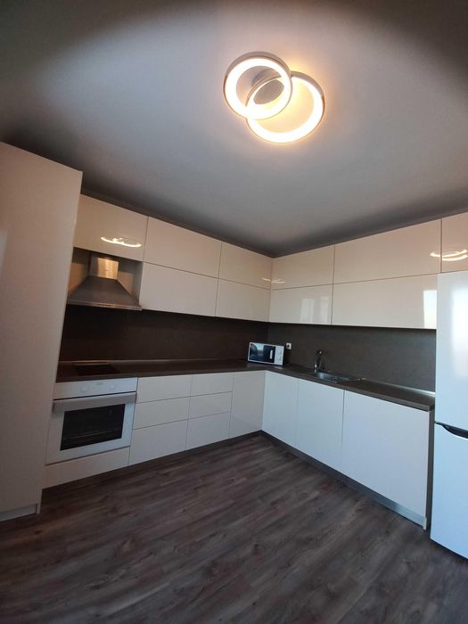 Тристаен апартамент с ПАРКОМЯСТО в ж.к. Студентски град.