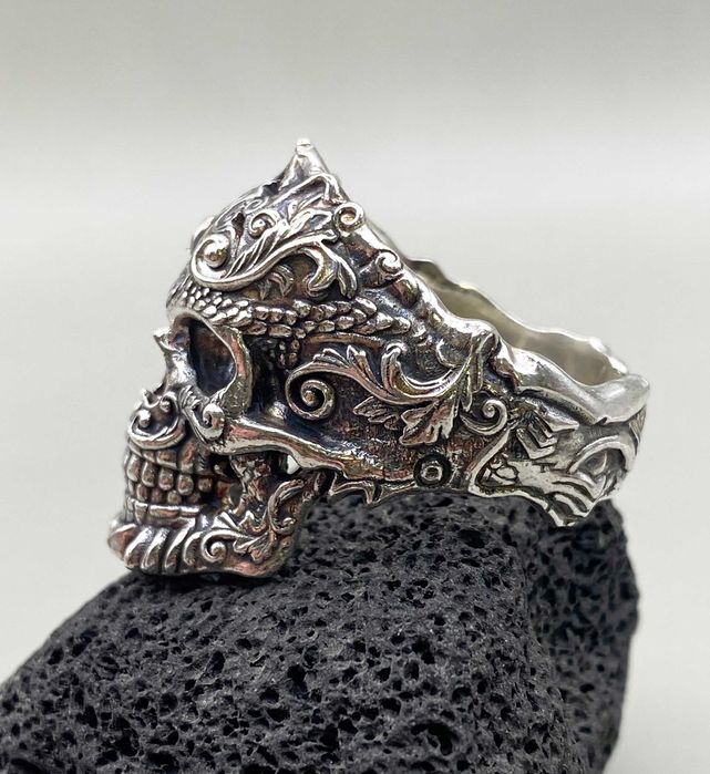 Сребърен пръстен с орнаменти