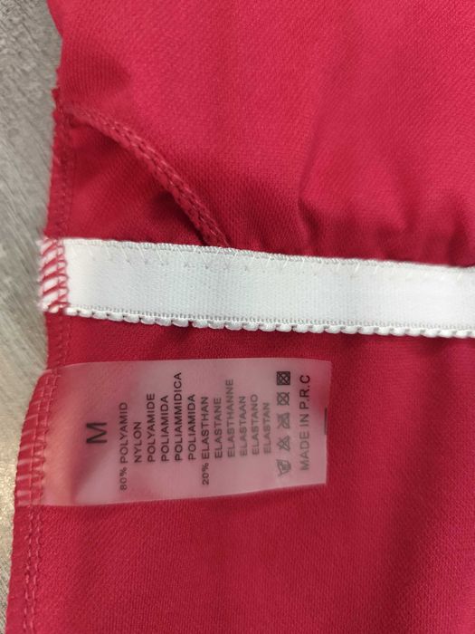 Елегантен цял бански с едно рамо и двойни къдри