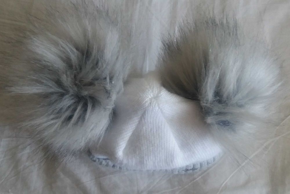 Бяла със сиво зимна шапка с два помпона