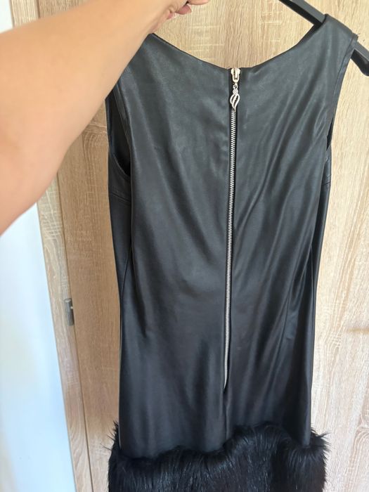 Кожена черна рокля с пух