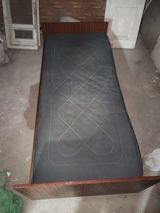 2 шт. кресло 1 шт. диван и 1 шткровать.