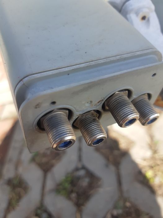 Antenă parabolică TV și trei receiver Dolce