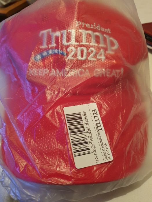 Doua șepci Trump 2024