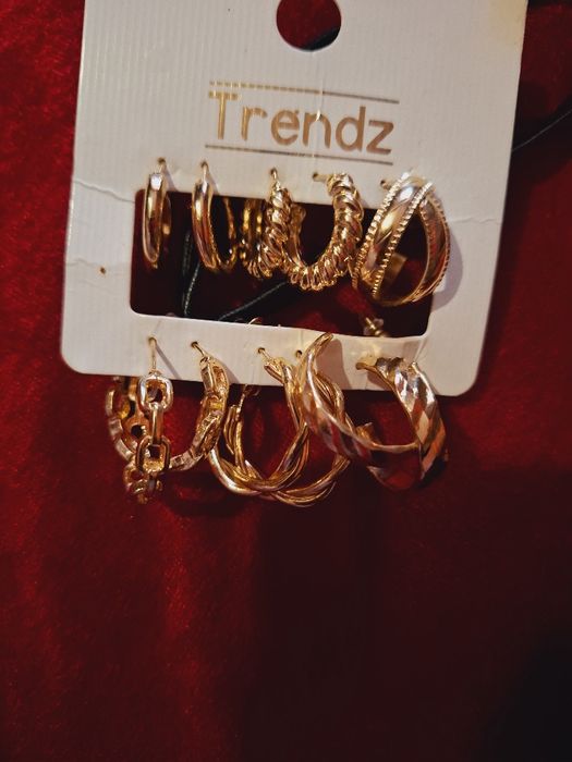 Продава се  комплекти има лек коментар