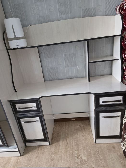 Shkaf, bolalar uchun dars stoli va bollar kravati sotiladi