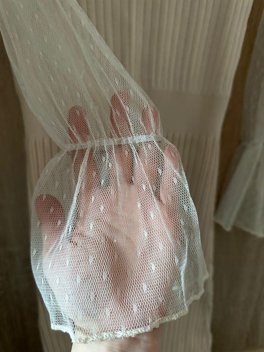 Продам платье бежевые облегающее