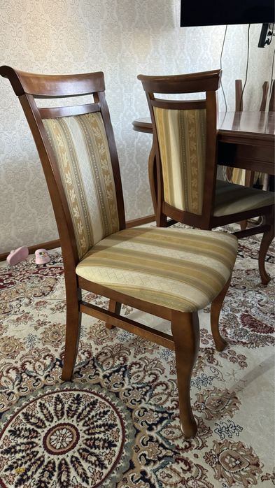 Сервант и стол со стульями