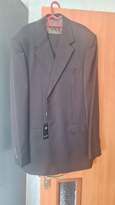 Продам костюмы новые