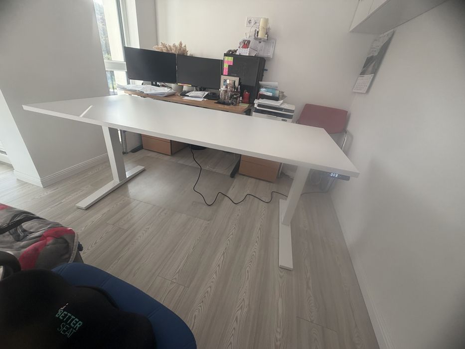 Birou cu reglare electrica pe inaltime