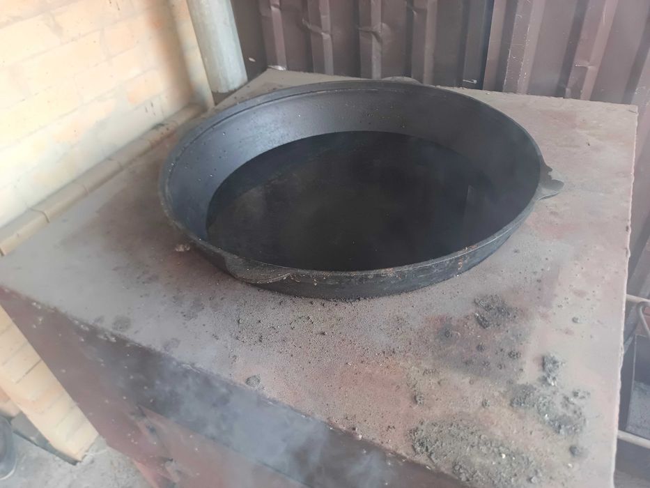 Очаг с чугунным казаном