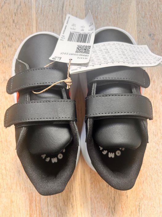 Vand Adidas unisex, potriviti pt 3-4 ani, noi, cu eticheta