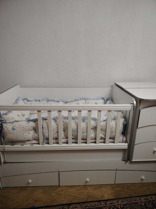 Бебешко легло с вграден скрин и чекмеджета