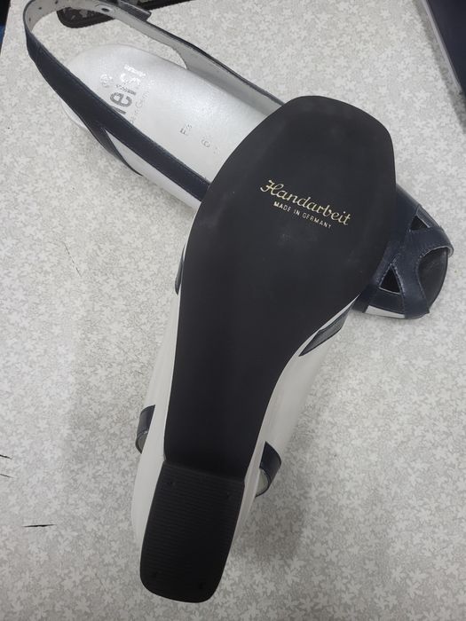 Продам босоножки новые