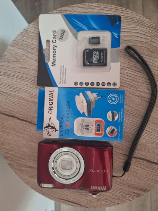 Nikon Coolpix със зарядно и карта памет