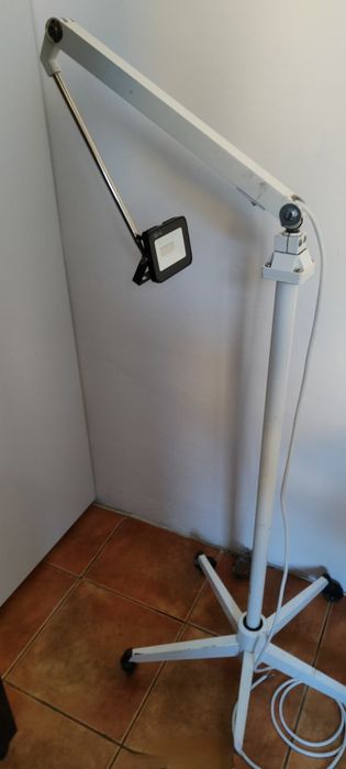 Lampă led elvețiană cu role și brat flexibil