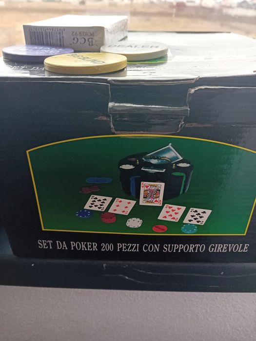 Kit joc de poker. Sigilat.Pret 100 lei fix