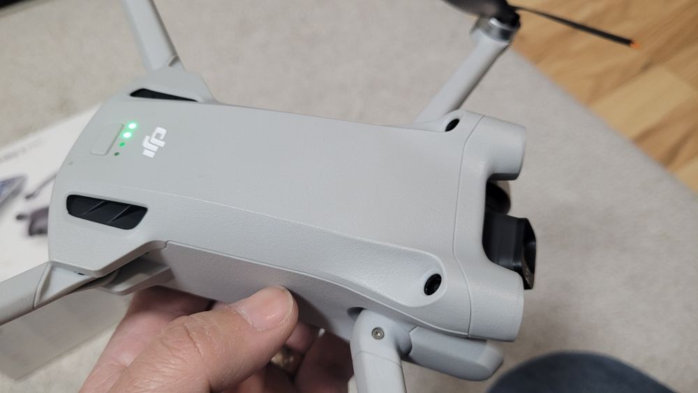 Drona DJI Mini 3 PRO cu telecomanda cu ecran in cutie