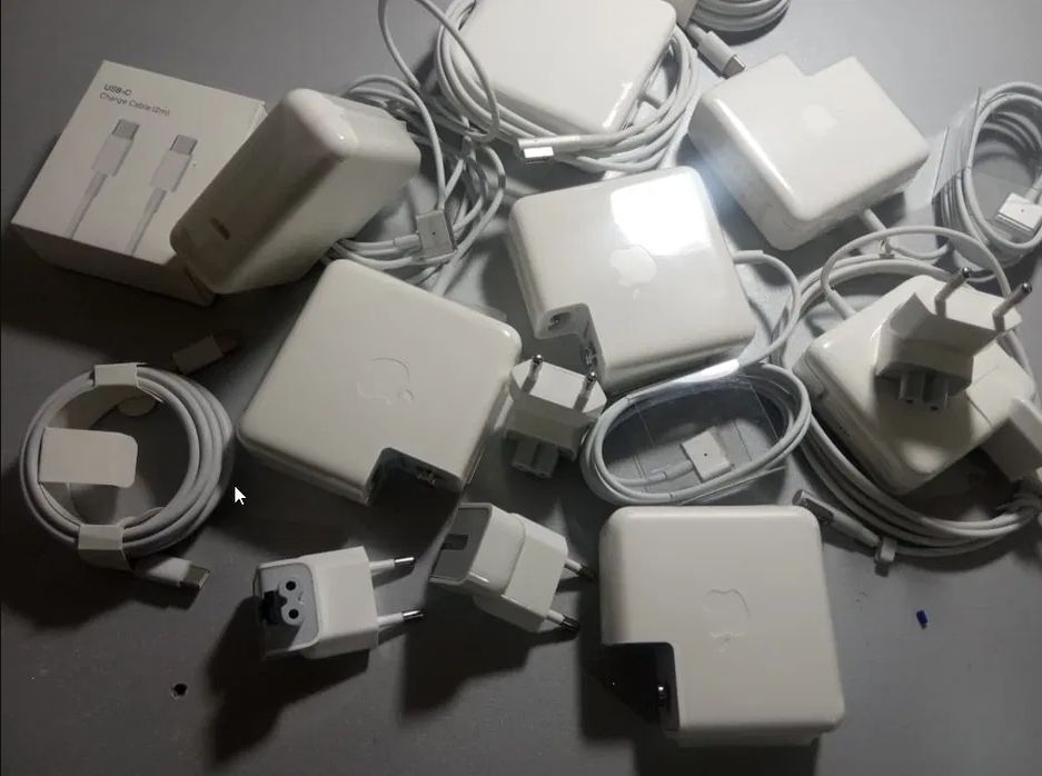 от вашего MacBook - magsafe или Type-c - зарядка, блок питания.