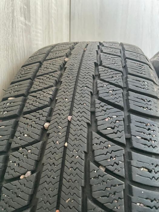 Продам зимние шины пару