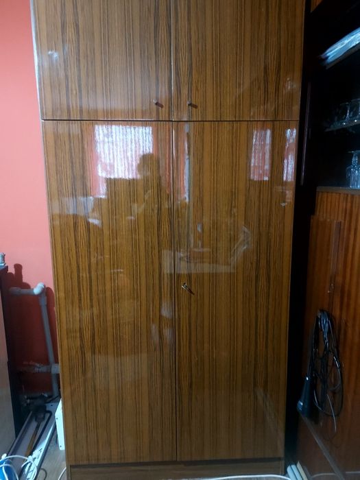 Двукрилен гардероб