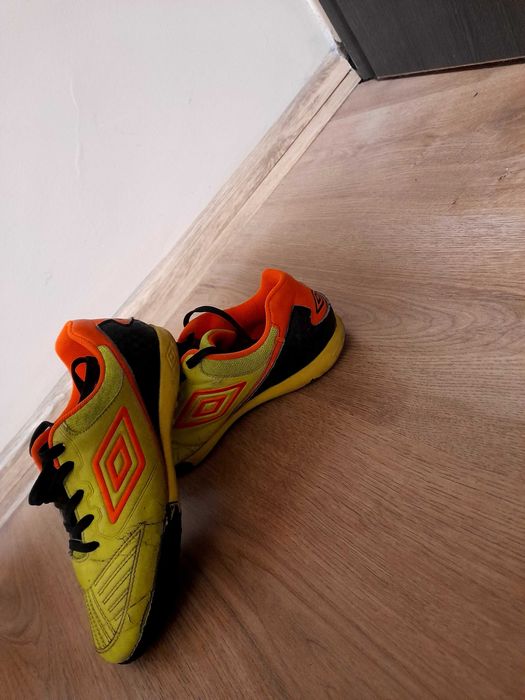 Футболни бутонки и стоножки