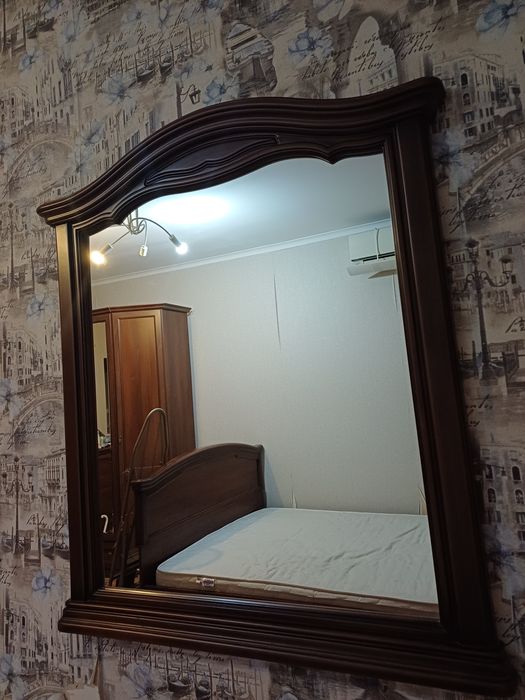 Зеркало в деревянной раме