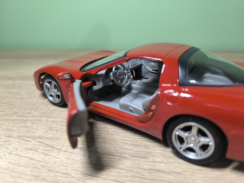 Метални коли в мащаб 1:24